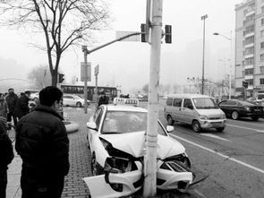 沈陽出租車為躲避其他車輛撞上路燈桿，警示安全意識